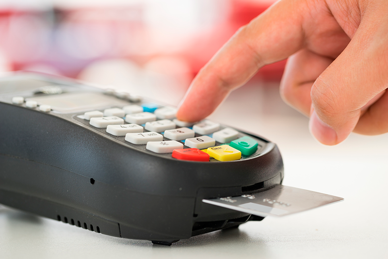 Juros do cartão de crédito e do cheque especial têm pequena queda em agosto